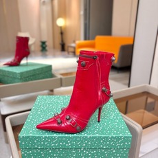 Balenciaga巴黎世家 Cagole 多色重工铆钉尖头靴✨ 多款鲜亮配色随心挑选,亮面皮质高级吸睛 金属铆钉扣带 Balenciaga巴黎世家 Cagole 多色重工铆钉尖头靴✨ 多款鲜亮配色随心挑选,亮面皮质高级吸睛 金属铆钉扣带
