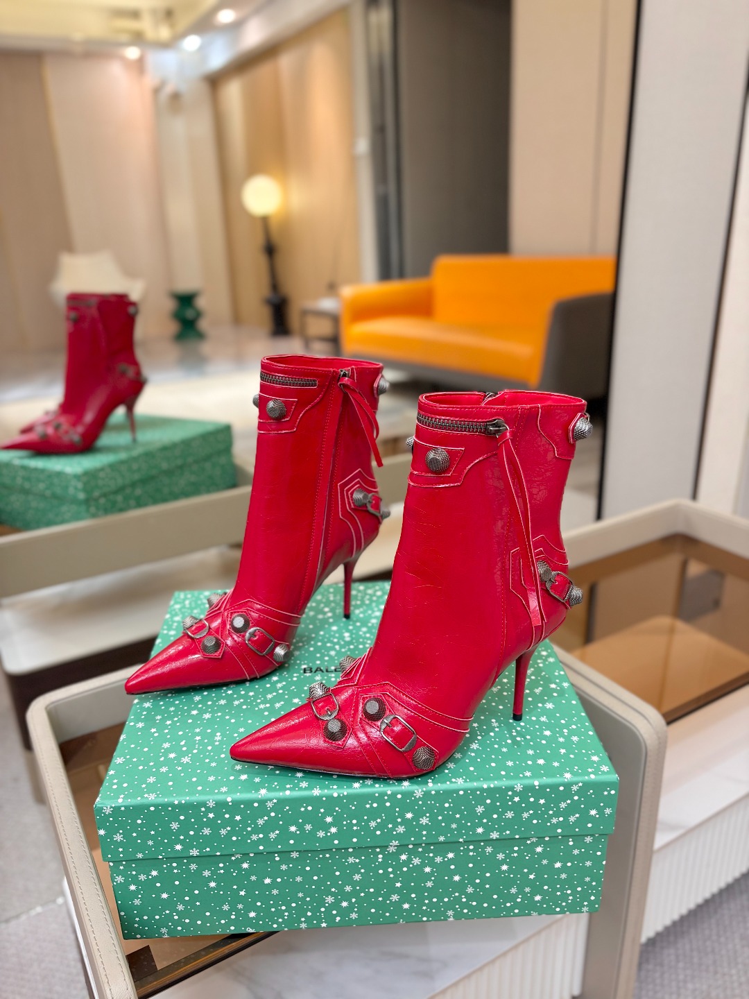 Balenciaga巴黎世家 Cagole  多色重工铆钉尖头靴✨ 多款鲜亮配色随心挑选，亮面皮质高级吸睛 金属铆钉扣带