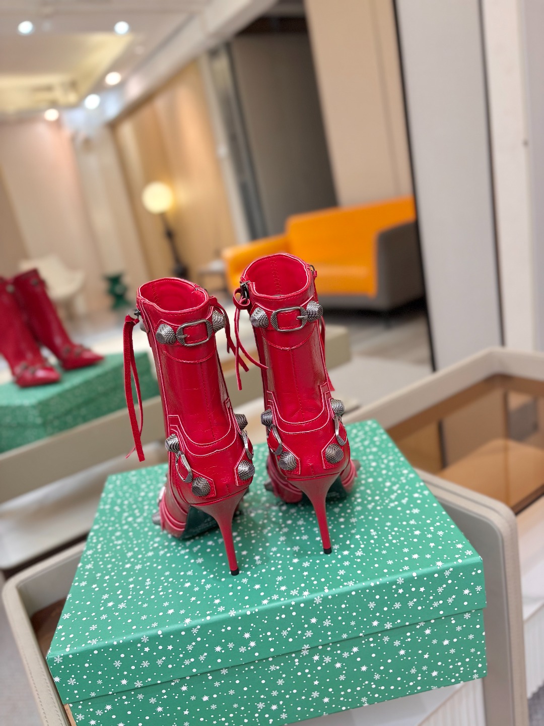 Balenciaga巴黎世家 Cagole  多色重工铆钉尖头靴✨ 多款鲜亮配色随心挑选，亮面皮质高级吸睛 金属铆钉扣带