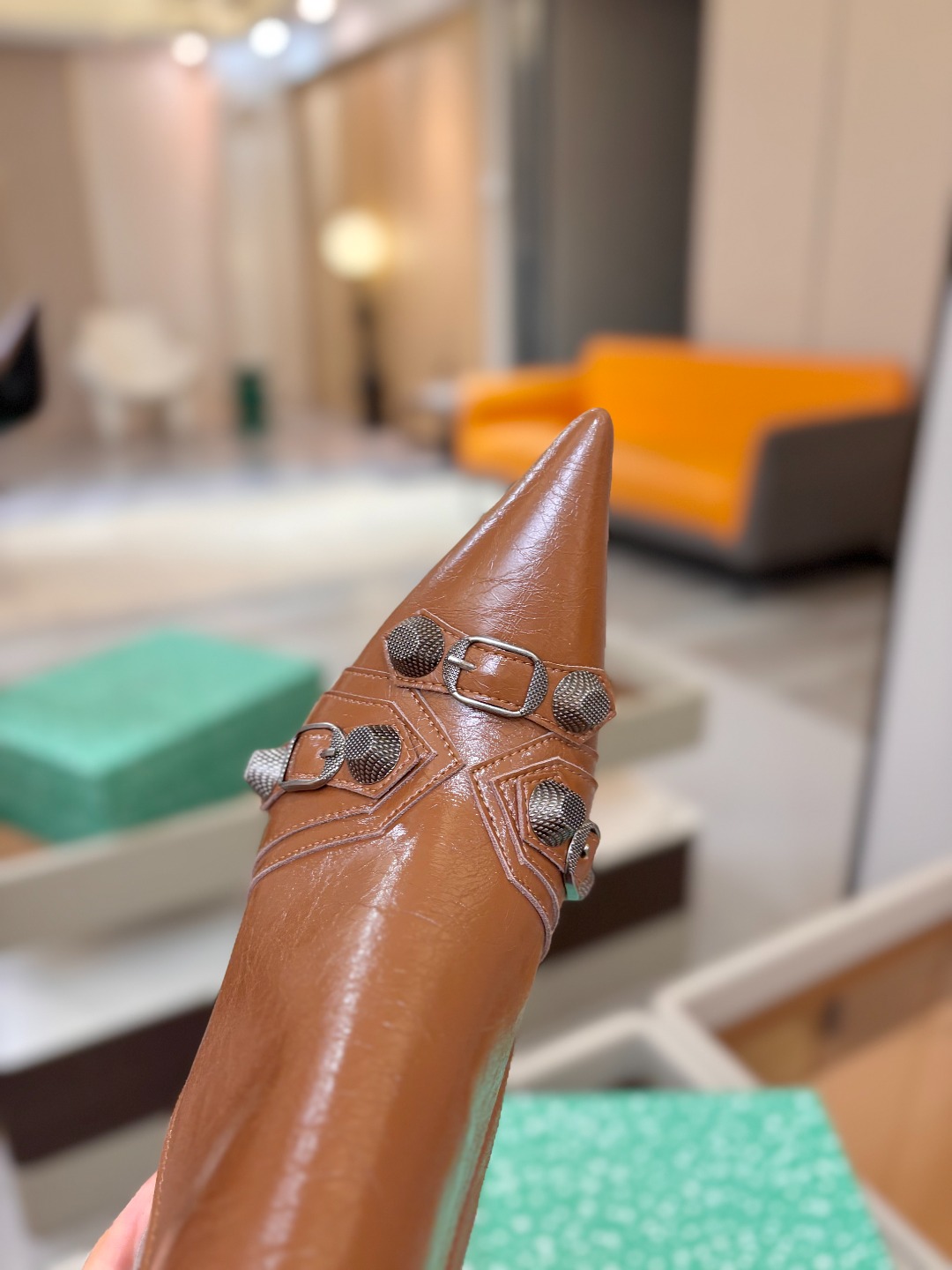 Balenciaga巴黎世家 Cagole  多色重工铆钉尖头靴✨ 多款鲜亮配色随心挑选，亮面皮质高级吸睛 金属铆钉扣带