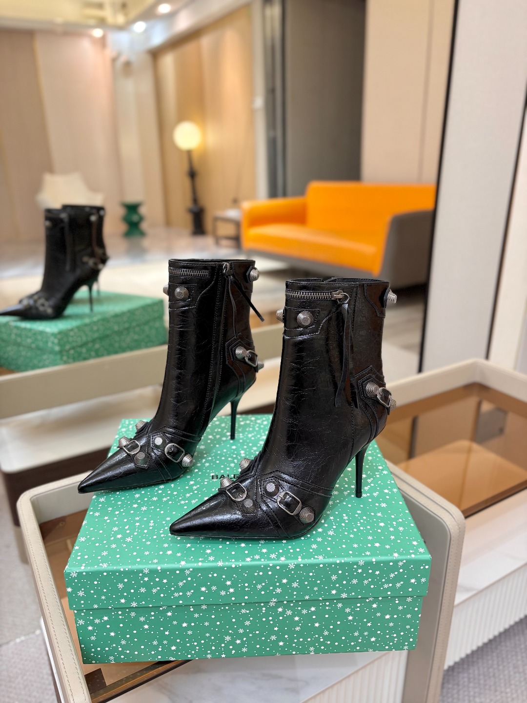 Balenciaga巴黎世家 Cagole  多色重工铆钉尖头靴✨ 多款鲜亮配色随心挑选，亮面皮质高级吸睛 金属铆钉扣带