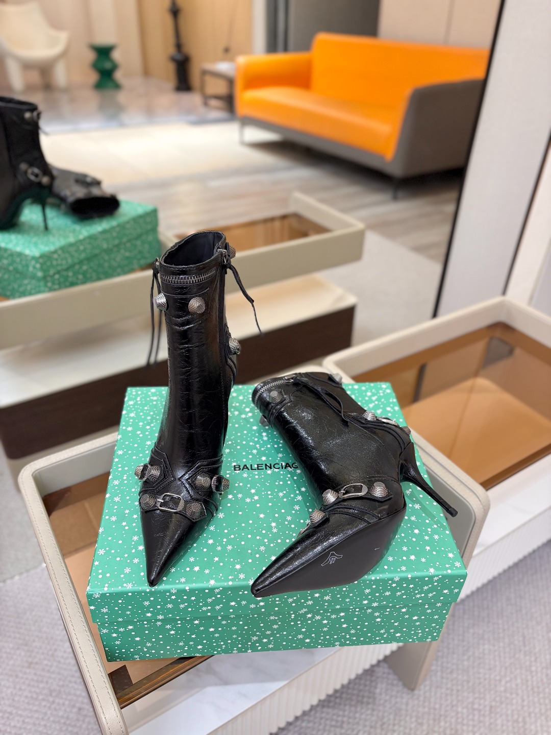 Balenciaga巴黎世家 Cagole  多色重工铆钉尖头靴✨ 多款鲜亮配色随心挑选，亮面皮质高级吸睛 金属铆钉扣带