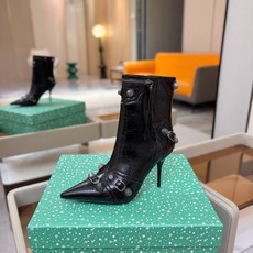 Balenciaga巴黎世家 Cagole 多色重工铆钉尖头靴✨ 多款鲜亮配色随心挑选,亮面皮质高级吸睛 金属铆钉扣带 Balenciaga巴黎世家 Cagole 多色重工铆钉尖头靴✨ 多款鲜亮配色随心挑选,亮面皮质高级吸睛 金属铆钉扣带