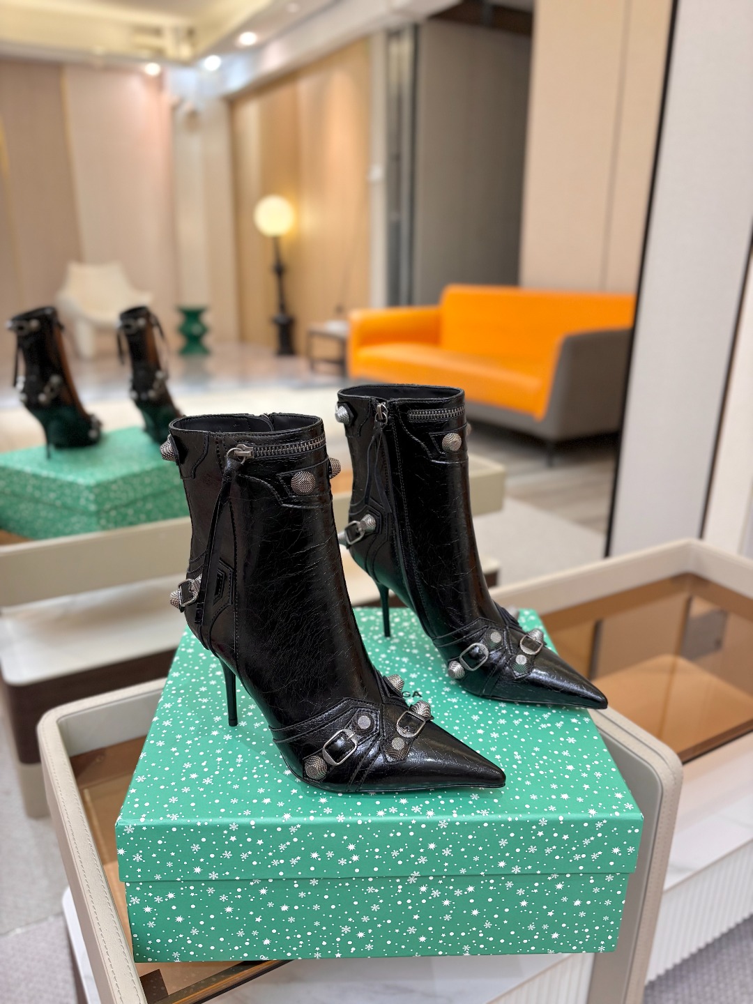 Balenciaga巴黎世家 Cagole  多色重工铆钉尖头靴✨ 多款鲜亮配色随心挑选，亮面皮质高级吸睛 金属铆钉扣带