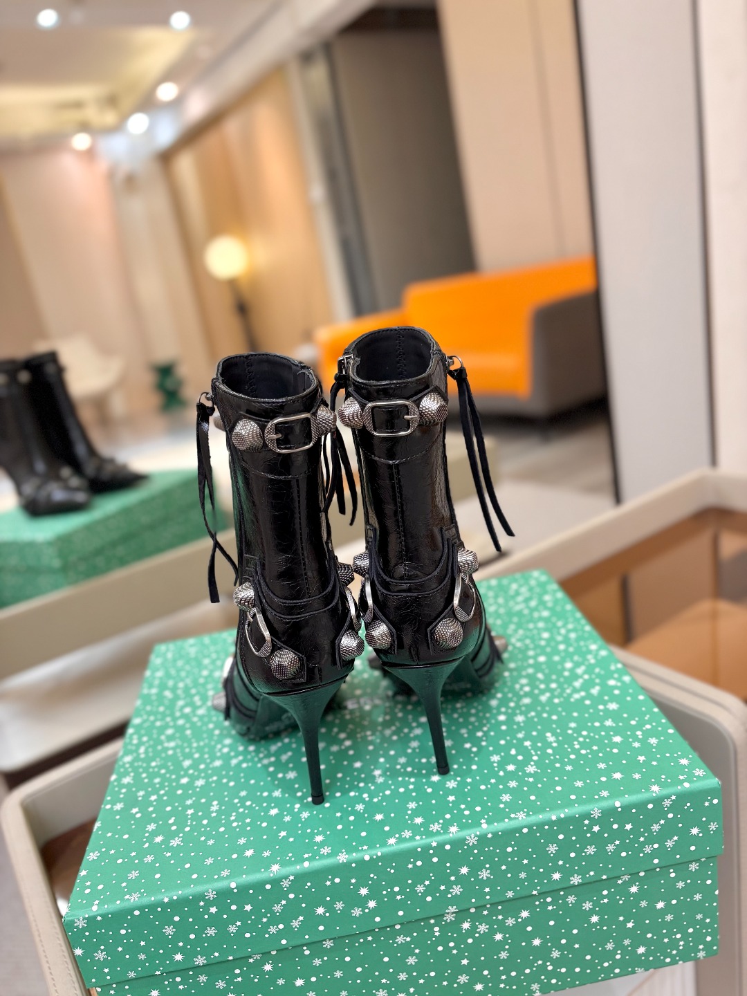 Balenciaga巴黎世家 Cagole  多色重工铆钉尖头靴✨ 多款鲜亮配色随心挑选，亮面皮质高级吸睛 金属铆钉扣带