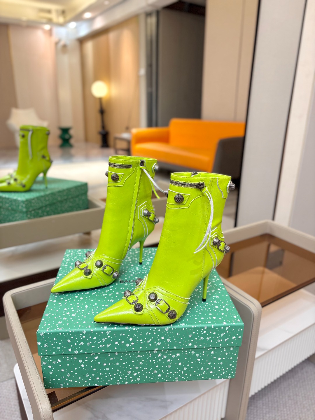 Balenciaga巴黎世家 Cagole  多色重工铆钉尖头靴✨ 多款鲜亮配色随心挑选，亮面皮质高级吸睛 金属铆钉扣带