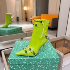 Balenciaga巴黎世家 Cagole 多色重工铆钉尖头靴✨ 多款鲜亮配色随心挑选,亮面皮质高级吸睛 金属铆钉扣带 Balenciaga巴黎世家 Cagole 多色重工铆钉尖头靴✨ 多款鲜亮配色随心挑选,亮面皮质高级吸睛 金属铆钉扣带