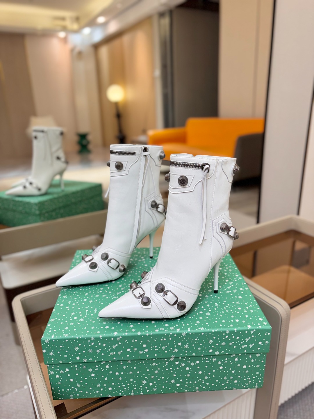 Balenciaga巴黎世家 Cagole  多色重工铆钉尖头靴✨ 多款鲜亮配色随心挑选，亮面皮质高级吸睛 金属铆钉扣带