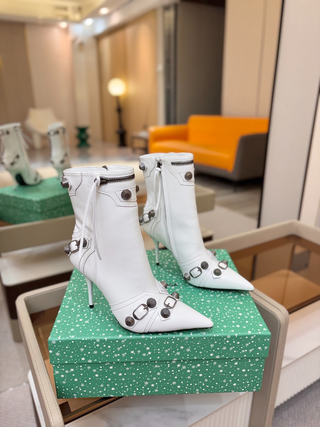 Balenciaga巴黎世家 Cagole  多色重工铆钉尖头靴✨ 多款鲜亮配色随心挑选，亮面皮质高级吸睛 金属铆钉扣带