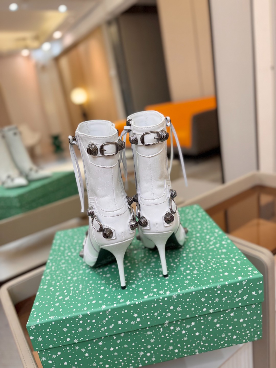 Balenciaga巴黎世家 Cagole  多色重工铆钉尖头靴✨ 多款鲜亮配色随心挑选，亮面皮质高级吸睛 金属铆钉扣带