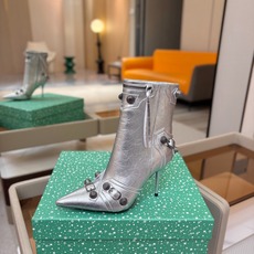 Balenciaga巴黎世家 Cagole 多色重工铆钉尖头靴✨ 多款鲜亮配色随心挑选,亮面皮质高级吸睛 金属铆钉扣带 Balenciaga巴黎世家 Cagole 多色重工铆钉尖头靴✨ 多款鲜亮配色随心挑选,亮面皮质高级吸睛 金属铆钉扣带