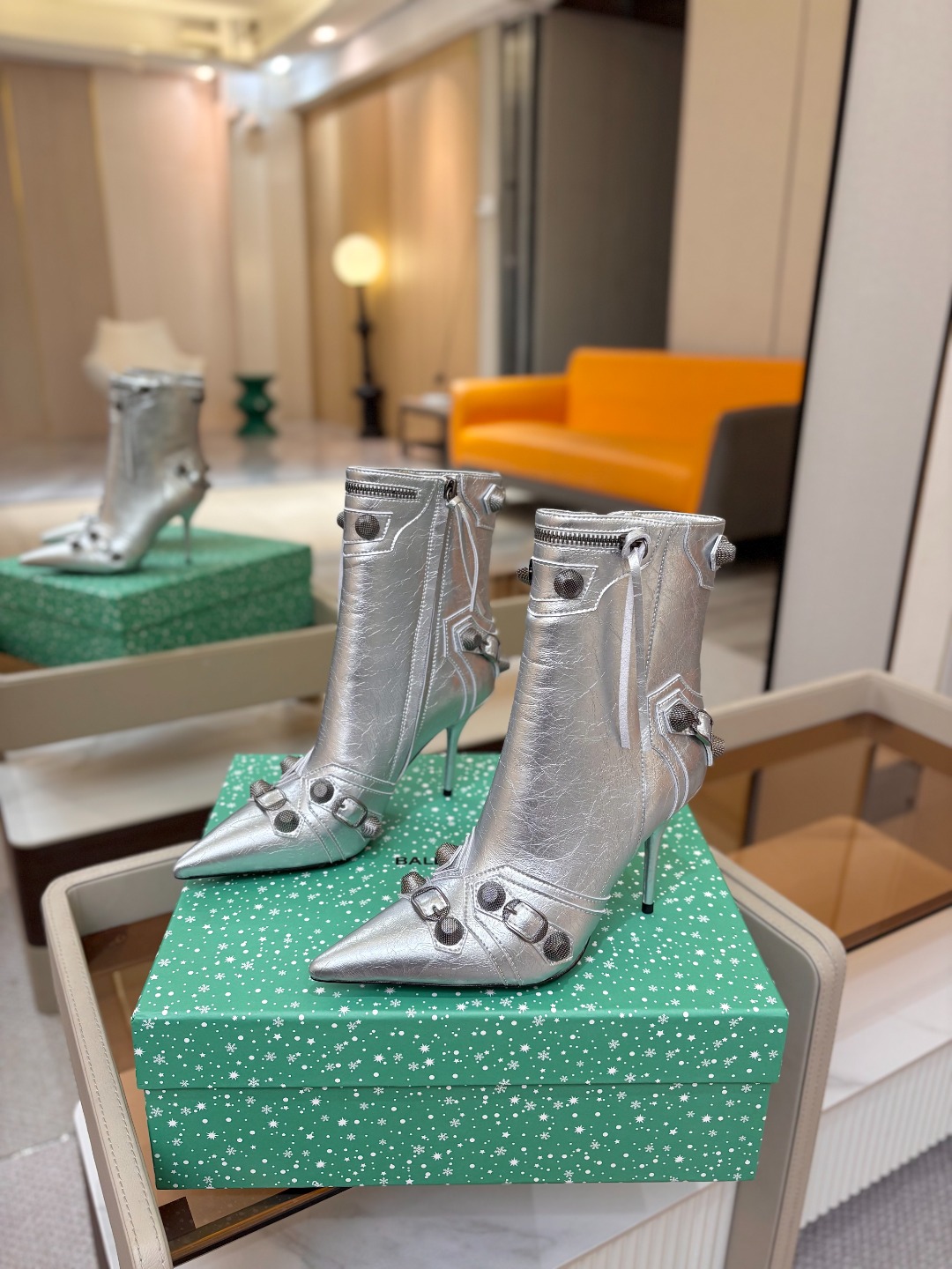 Balenciaga巴黎世家 Cagole  多色重工铆钉尖头靴✨ 多款鲜亮配色随心挑选，亮面皮质高级吸睛 金属铆钉扣带