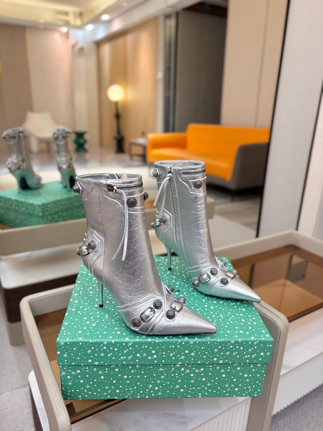 Balenciaga巴黎世家 Cagole  多色重工铆钉尖头靴✨ 多款鲜亮配色随心挑选，亮面皮质高级吸睛 金属铆钉扣带