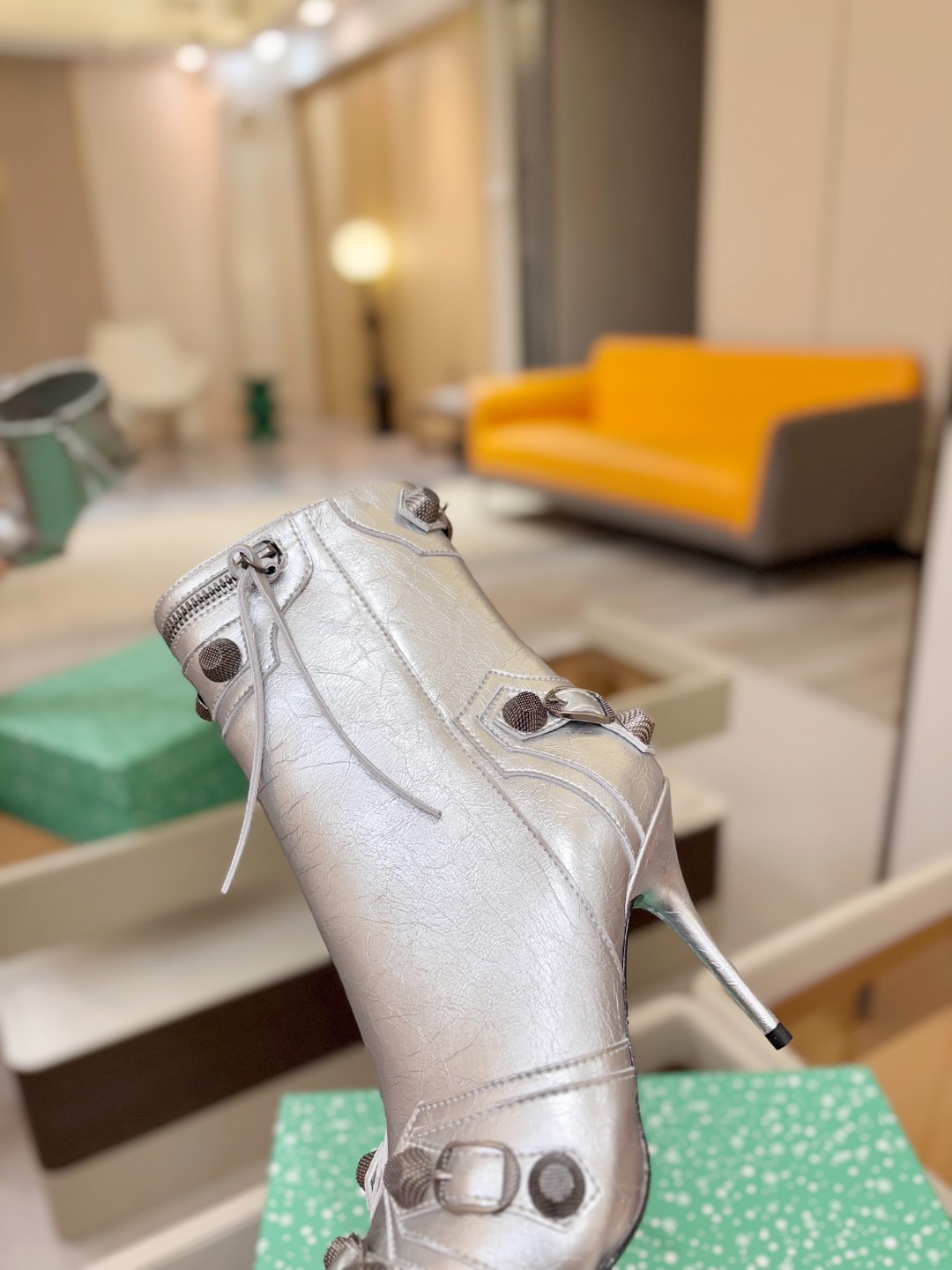 Balenciaga巴黎世家 Cagole  多色重工铆钉尖头靴✨ 多款鲜亮配色随心挑选，亮面皮质高级吸睛 金属铆钉扣带