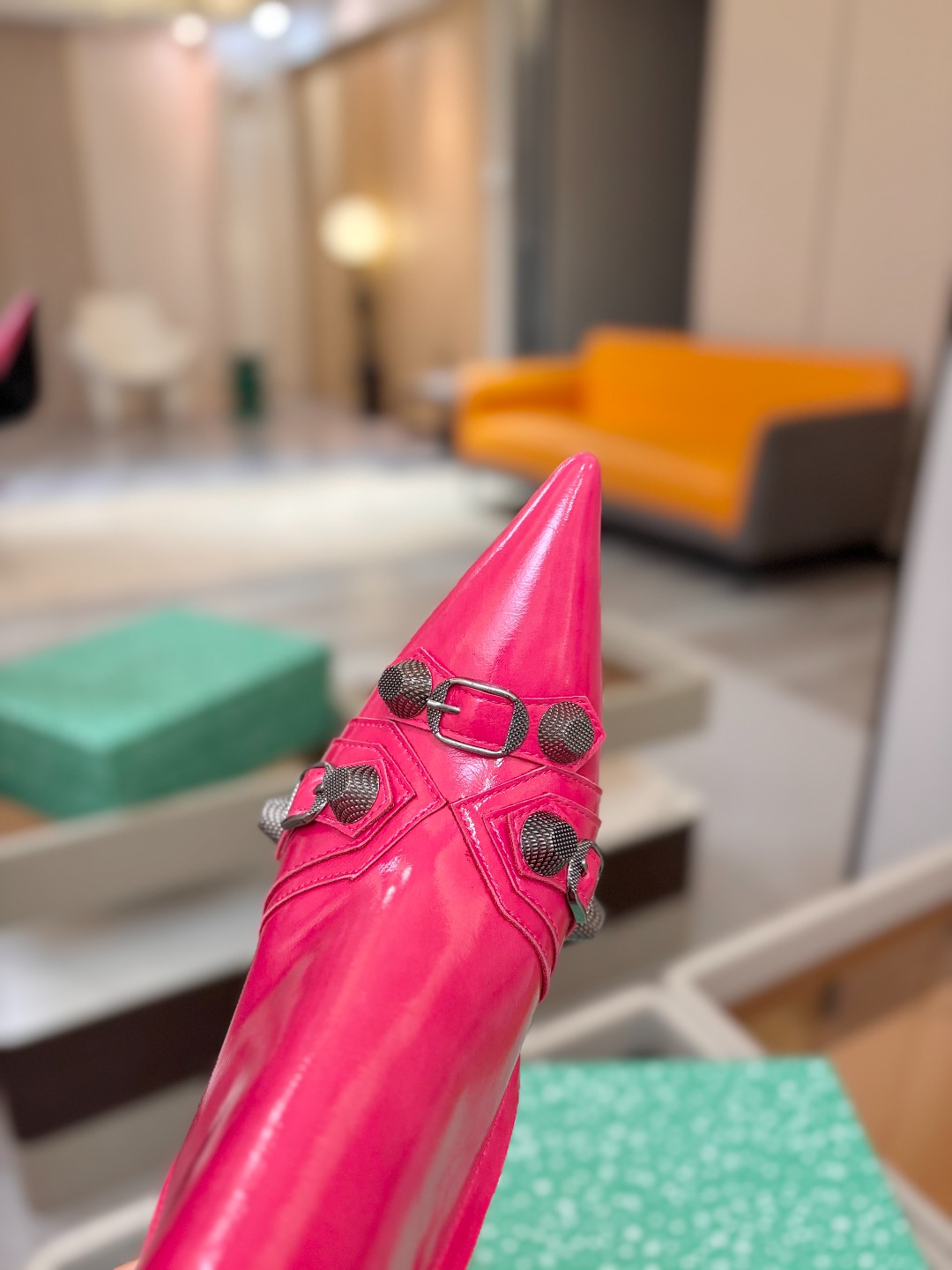 Balenciaga巴黎世家 Cagole  多色重工铆钉尖头靴✨ 多款鲜亮配色随心挑选，亮面皮质高级吸睛 金属铆钉扣带
