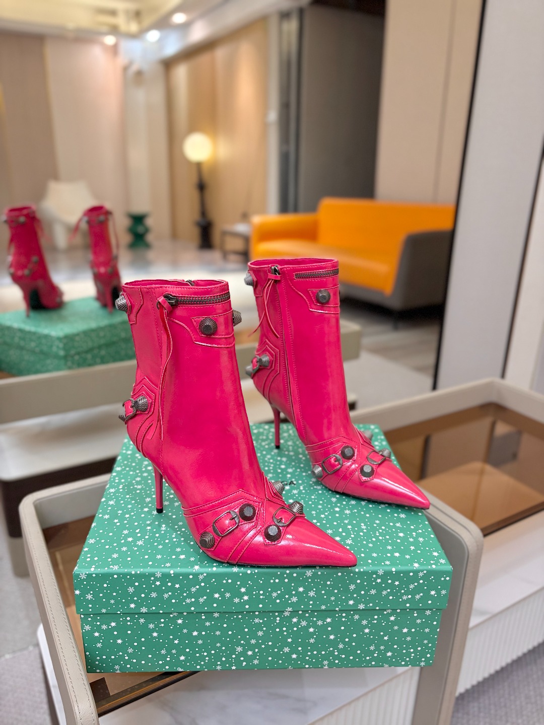 Balenciaga巴黎世家 Cagole  多色重工铆钉尖头靴✨ 多款鲜亮配色随心挑选，亮面皮质高级吸睛 金属铆钉扣带