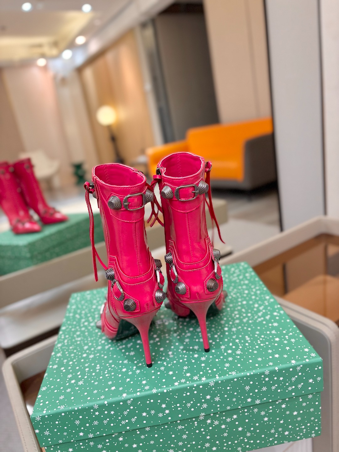 Balenciaga巴黎世家 Cagole  多色重工铆钉尖头靴✨ 多款鲜亮配色随心挑选，亮面皮质高级吸睛 金属铆钉扣带