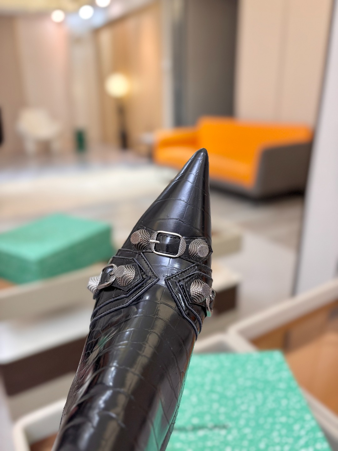 Balenciaga巴黎世家 Cagole  多色重工铆钉尖头靴✨ 多款鲜亮配色随心挑选，亮面皮质高级吸睛 金属铆钉扣带