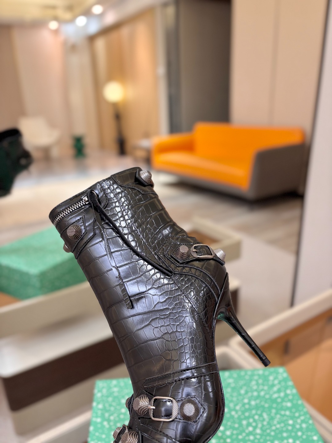 Balenciaga巴黎世家 Cagole  多色重工铆钉尖头靴✨ 多款鲜亮配色随心挑选，亮面皮质高级吸睛 金属铆钉扣带