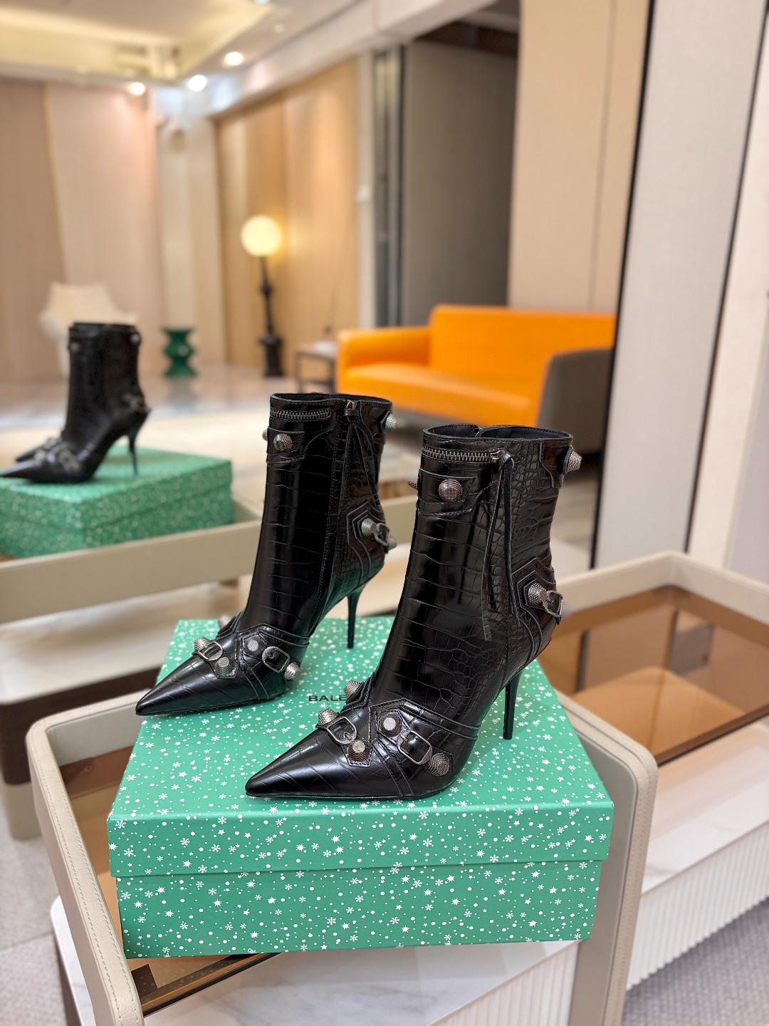 Balenciaga巴黎世家 Cagole  多色重工铆钉尖头靴✨ 多款鲜亮配色随心挑选，亮面皮质高级吸睛 金属铆钉扣带