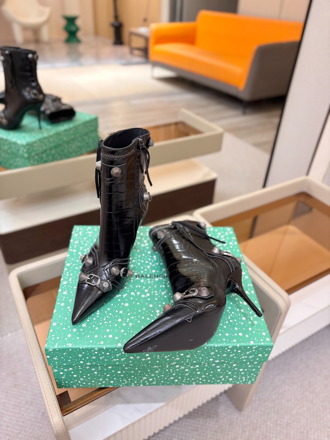 Balenciaga巴黎世家 Cagole  多色重工铆钉尖头靴✨ 多款鲜亮配色随心挑选，亮面皮质高级吸睛 金属铆钉扣带