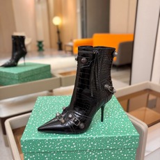 Balenciaga巴黎世家 Cagole 多色重工铆钉尖头靴✨ 多款鲜亮配色随心挑选,亮面皮质高级吸睛 金属铆钉扣带 Balenciaga巴黎世家 Cagole 多色重工铆钉尖头靴✨ 多款鲜亮配色随心挑选,亮面皮质高级吸睛 金属铆钉扣带
