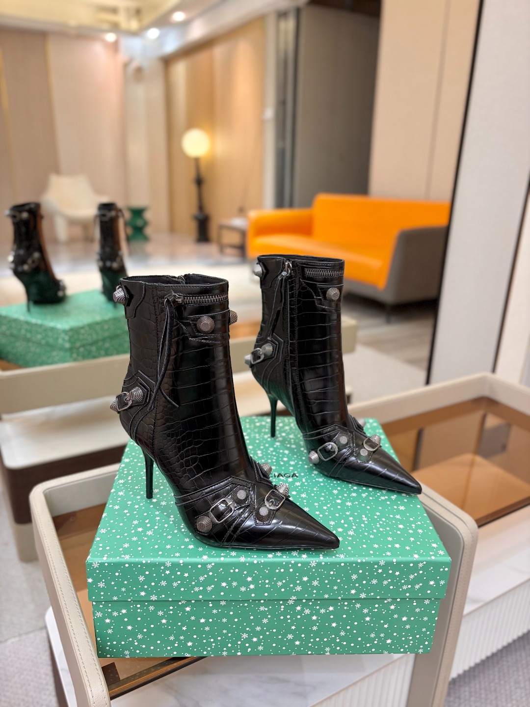Balenciaga巴黎世家 Cagole  多色重工铆钉尖头靴✨ 多款鲜亮配色随心挑选，亮面皮质高级吸睛 金属铆钉扣带