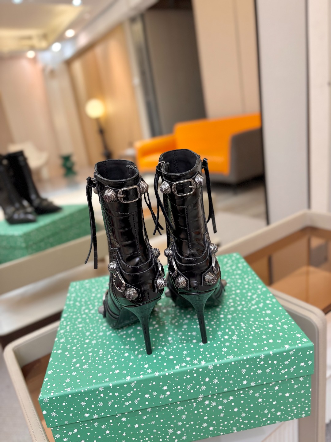Balenciaga巴黎世家 Cagole  多色重工铆钉尖头靴✨ 多款鲜亮配色随心挑选，亮面皮质高级吸睛 金属铆钉扣带