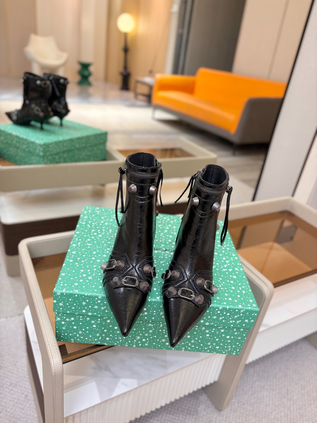 Balenciaga巴黎世家 Cagole  多色重工铆钉尖头靴✨ 多款鲜亮配色随心挑选，亮面皮质高级吸睛 金属铆钉扣带
