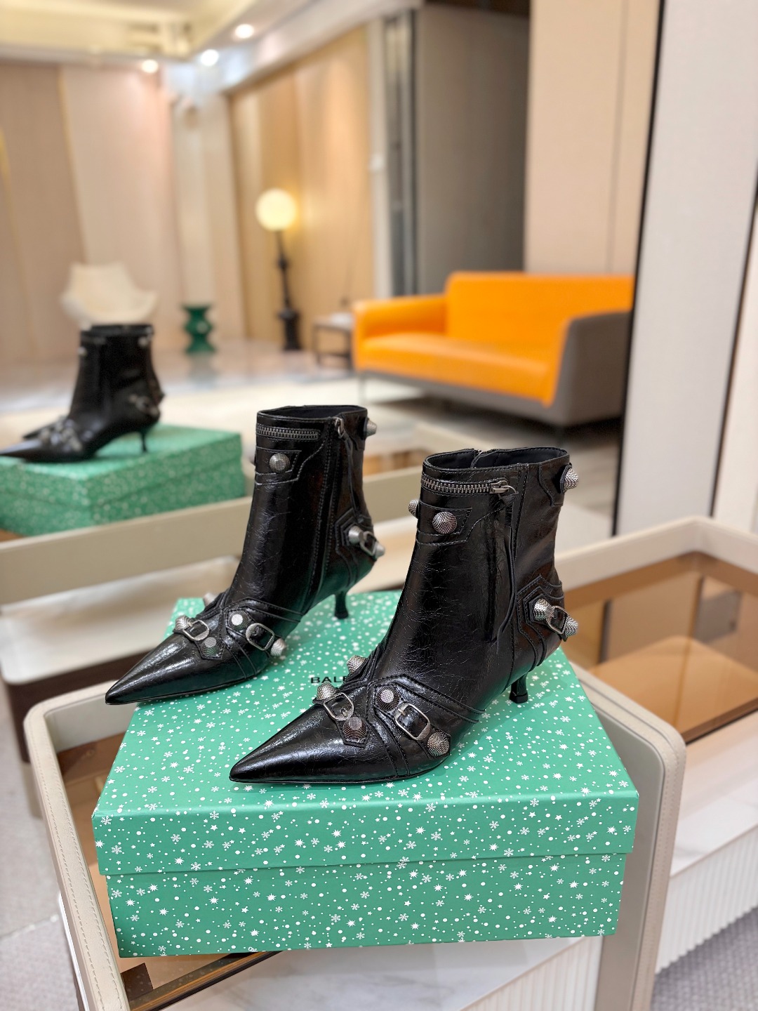 Balenciaga巴黎世家 Cagole  多色重工铆钉尖头靴✨ 多款鲜亮配色随心挑选，亮面皮质高级吸睛 金属铆钉扣带
