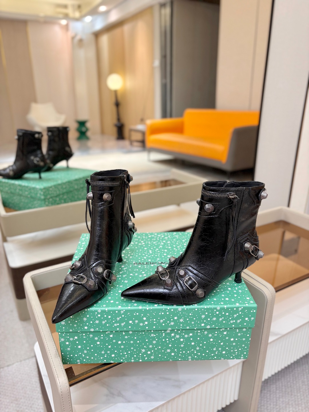 Balenciaga巴黎世家 Cagole  多色重工铆钉尖头靴✨ 多款鲜亮配色随心挑选，亮面皮质高级吸睛 金属铆钉扣带