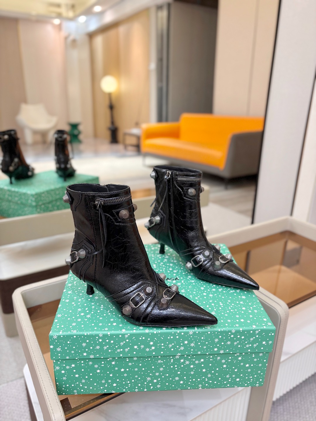 Balenciaga巴黎世家 Cagole  多色重工铆钉尖头靴✨ 多款鲜亮配色随心挑选，亮面皮质高级吸睛 金属铆钉扣带