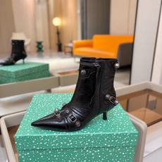 Balenciaga巴黎世家 Cagole 多色重工铆钉尖头靴✨ 多款鲜亮配色随心挑选,亮面皮质高级吸睛 金属铆钉扣带 Balenciaga巴黎世家 Cagole 多色重工铆钉尖头靴✨ 多款鲜亮配色随心挑选,亮面皮质高级吸睛 金属铆钉扣带