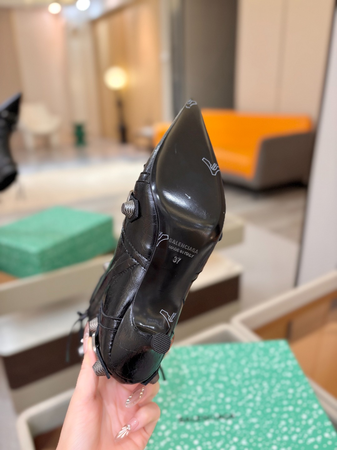 Balenciaga巴黎世家 Cagole  多色重工铆钉尖头靴✨ 多款鲜亮配色随心挑选，亮面皮质高级吸睛 金属铆钉扣带