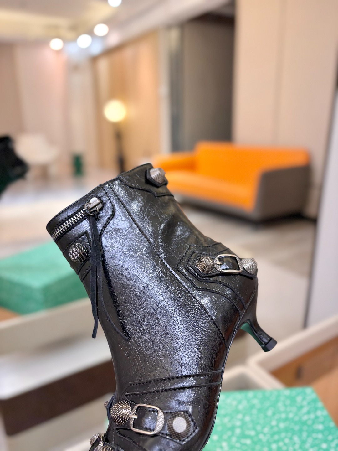 Balenciaga巴黎世家 Cagole  多色重工铆钉尖头靴✨ 多款鲜亮配色随心挑选，亮面皮质高级吸睛 金属铆钉扣带