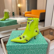 Balenciaga巴黎世家 Cagole 多色重工铆钉尖头靴✨ 多款鲜亮配色随心挑选,亮面皮质高级吸睛 金属铆钉扣带 Balenciaga巴黎世家 Cagole 多色重工铆钉尖头靴✨ 多款鲜亮配色随心挑选,亮面皮质高级吸睛 金属铆钉扣带