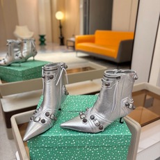 Balenciaga巴黎世家 Cagole 多色重工铆钉尖头靴✨ 多款鲜亮配色随心挑选,亮面皮质高级吸睛 金属铆钉扣带 Balenciaga巴黎世家 Cagole 多色重工铆钉尖头靴✨ 多款鲜亮配色随心挑选,亮面皮质高级吸睛 金属铆钉扣带