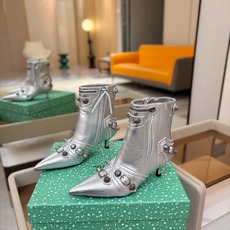 Balenciaga巴黎世家 Cagole 多色重工铆钉尖头靴✨ 多款鲜亮配色随心挑选,亮面皮质高级吸睛 金属铆钉扣带 Balenciaga巴黎世家 Cagole 多色重工铆钉尖头靴✨ 多款鲜亮配色随心挑选,亮面皮质高级吸睛 金属铆钉扣带