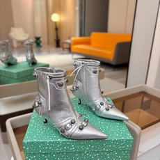 Balenciaga巴黎世家 Cagole 多色重工铆钉尖头靴✨ 多款鲜亮配色随心挑选,亮面皮质高级吸睛 金属铆钉扣带 Balenciaga巴黎世家 Cagole 多色重工铆钉尖头靴✨ 多款鲜亮配色随心挑选,亮面皮质高级吸睛 金属铆钉扣带