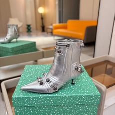 Balenciaga巴黎世家 Cagole 多色重工铆钉尖头靴✨ 多款鲜亮配色随心挑选,亮面皮质高级吸睛 金属铆钉扣带 Balenciaga巴黎世家 Cagole 多色重工铆钉尖头靴✨ 多款鲜亮配色随心挑选,亮面皮质高级吸睛 金属铆钉扣带