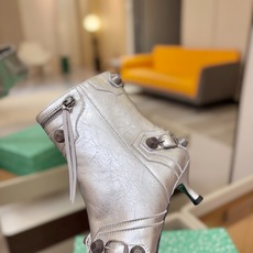 Balenciaga巴黎世家 Cagole 多色重工铆钉尖头靴✨ 多款鲜亮配色随心挑选,亮面皮质高级吸睛 金属铆钉扣带 Balenciaga巴黎世家 Cagole 多色重工铆钉尖头靴✨ 多款鲜亮配色随心挑选,亮面皮质高级吸睛 金属铆钉扣带