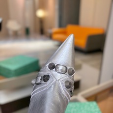 Balenciaga巴黎世家 Cagole 多色重工铆钉尖头靴✨ 多款鲜亮配色随心挑选,亮面皮质高级吸睛 金属铆钉扣带 Balenciaga巴黎世家 Cagole 多色重工铆钉尖头靴✨ 多款鲜亮配色随心挑选,亮面皮质高级吸睛 金属铆钉扣带