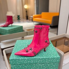 Balenciaga巴黎世家 Cagole 多色重工铆钉尖头靴✨ 多款鲜亮配色随心挑选,亮面皮质高级吸睛 金属铆钉扣带 Balenciaga巴黎世家 Cagole 多色重工铆钉尖头靴✨ 多款鲜亮配色随心挑选,亮面皮质高级吸睛 金属铆钉扣带
