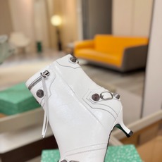 Balenciaga巴黎世家 Cagole 多色重工铆钉尖头靴✨ 多款鲜亮配色随心挑选,亮面皮质高级吸睛 金属铆钉扣带 Balenciaga巴黎世家 Cagole 多色重工铆钉尖头靴✨ 多款鲜亮配色随心挑选,亮面皮质高级吸睛 金属铆钉扣带