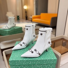 Balenciaga巴黎世家 Cagole 多色重工铆钉尖头靴✨ 多款鲜亮配色随心挑选,亮面皮质高级吸睛 金属铆钉扣带 Balenciaga巴黎世家 Cagole 多色重工铆钉尖头靴✨ 多款鲜亮配色随心挑选,亮面皮质高级吸睛 金属铆钉扣带