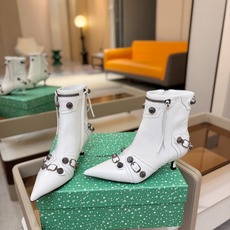 Balenciaga巴黎世家 Cagole 多色重工铆钉尖头靴✨ 多款鲜亮配色随心挑选,亮面皮质高级吸睛 金属铆钉扣带 Balenciaga巴黎世家 Cagole 多色重工铆钉尖头靴✨ 多款鲜亮配色随心挑选,亮面皮质高级吸睛 金属铆钉扣带
