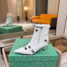 Balenciaga巴黎世家 Cagole 多色重工铆钉尖头靴✨ 多款鲜亮配色随心挑选,亮面皮质高级吸睛 金属铆钉扣带 Balenciaga巴黎世家 Cagole 多色重工铆钉尖头靴✨ 多款鲜亮配色随心挑选,亮面皮质高级吸睛 金属铆钉扣带