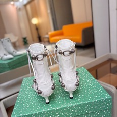 Balenciaga巴黎世家 Cagole 多色重工铆钉尖头靴✨ 多款鲜亮配色随心挑选,亮面皮质高级吸睛 金属铆钉扣带 Balenciaga巴黎世家 Cagole 多色重工铆钉尖头靴✨ 多款鲜亮配色随心挑选,亮面皮质高级吸睛 金属铆钉扣带