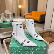 Balenciaga巴黎世家 Cagole 多色重工铆钉尖头靴✨ 多款鲜亮配色随心挑选,亮面皮质高级吸睛 金属铆钉扣带 Balenciaga巴黎世家 Cagole 多色重工铆钉尖头靴✨ 多款鲜亮配色随心挑选,亮面皮质高级吸睛 金属铆钉扣带
