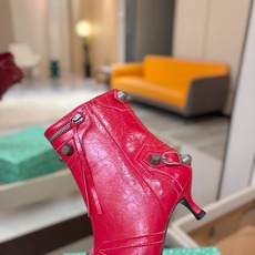 Balenciaga巴黎世家 Cagole 多色重工铆钉尖头靴✨ 多款鲜亮配色随心挑选,亮面皮质高级吸睛 金属铆钉扣带 Balenciaga巴黎世家 Cagole 多色重工铆钉尖头靴✨ 多款鲜亮配色随心挑选,亮面皮质高级吸睛 金属铆钉扣带